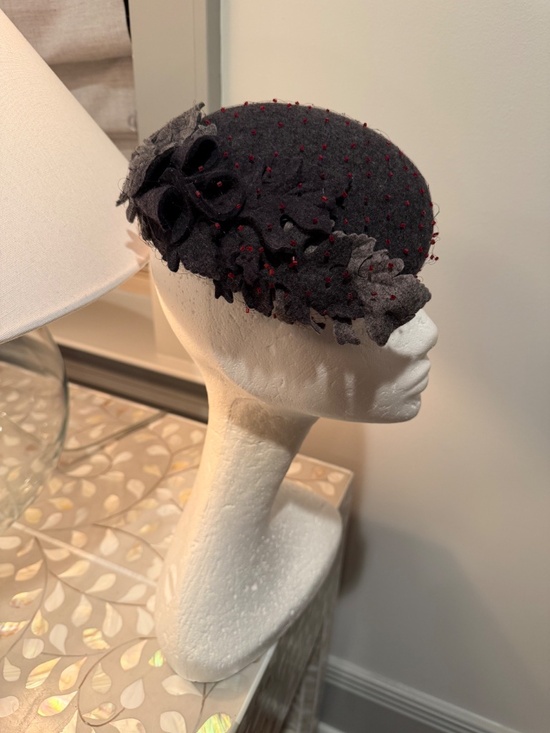 Ladies’ fascinator hat
